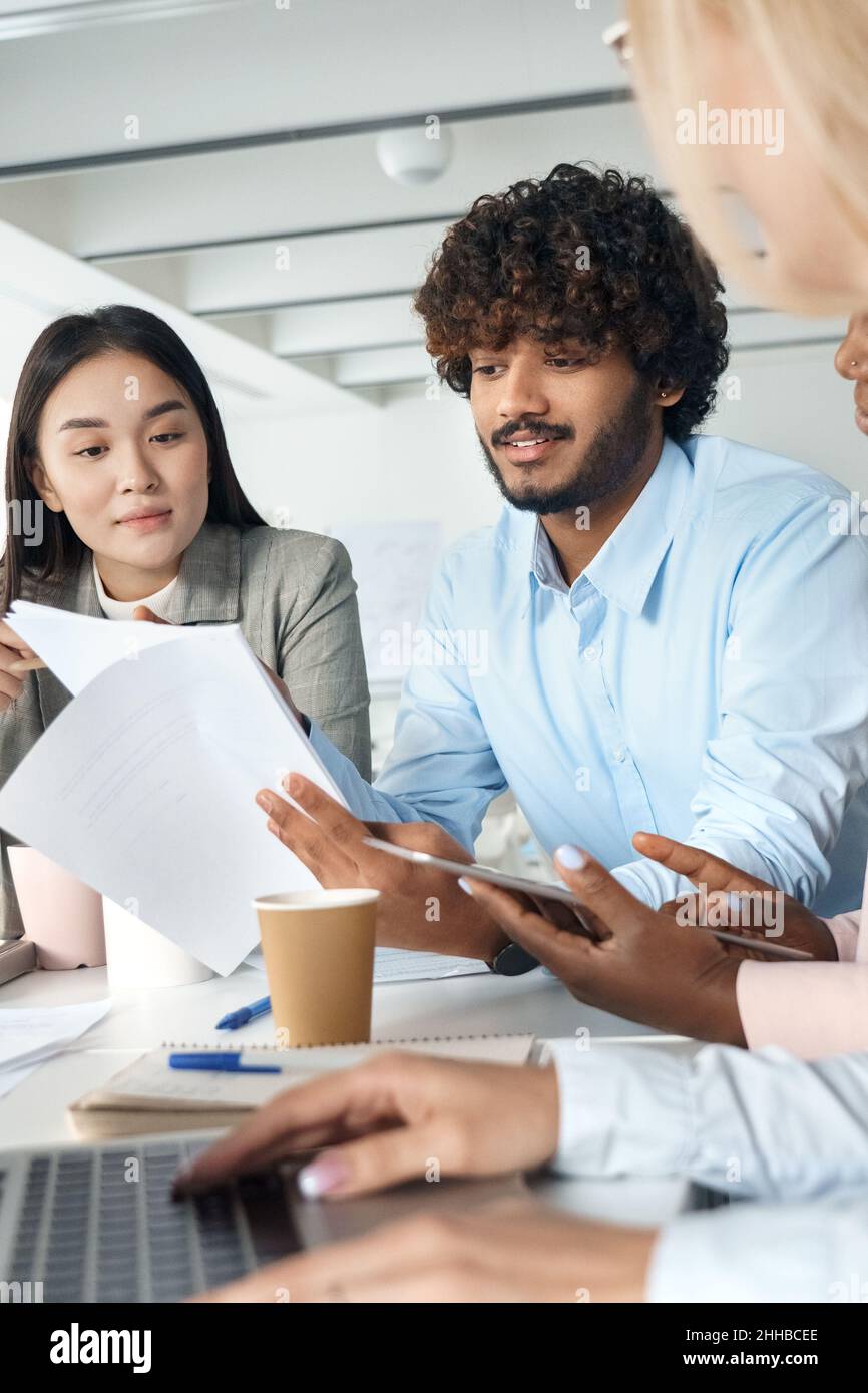 Soluzione di strategia di brainstorming per team di startup diversi al tavolo dell'ufficio Foto Stock