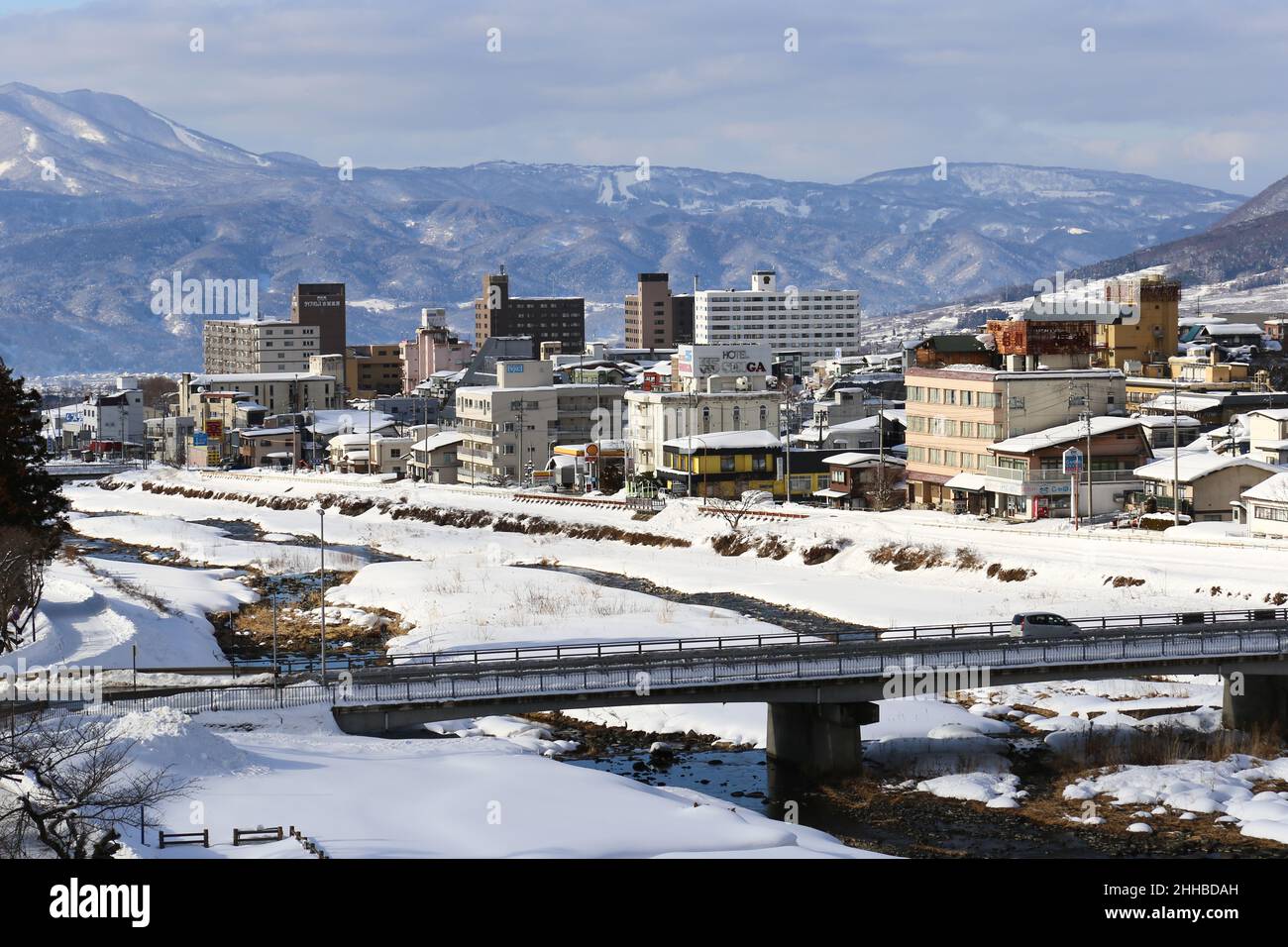 Yudanaka, Nagano, Giappone, 2022/22/01 , Vista del fiume Yomase e della città di Yudanaka Onsen nell'inverno 21/22. Foto Stock