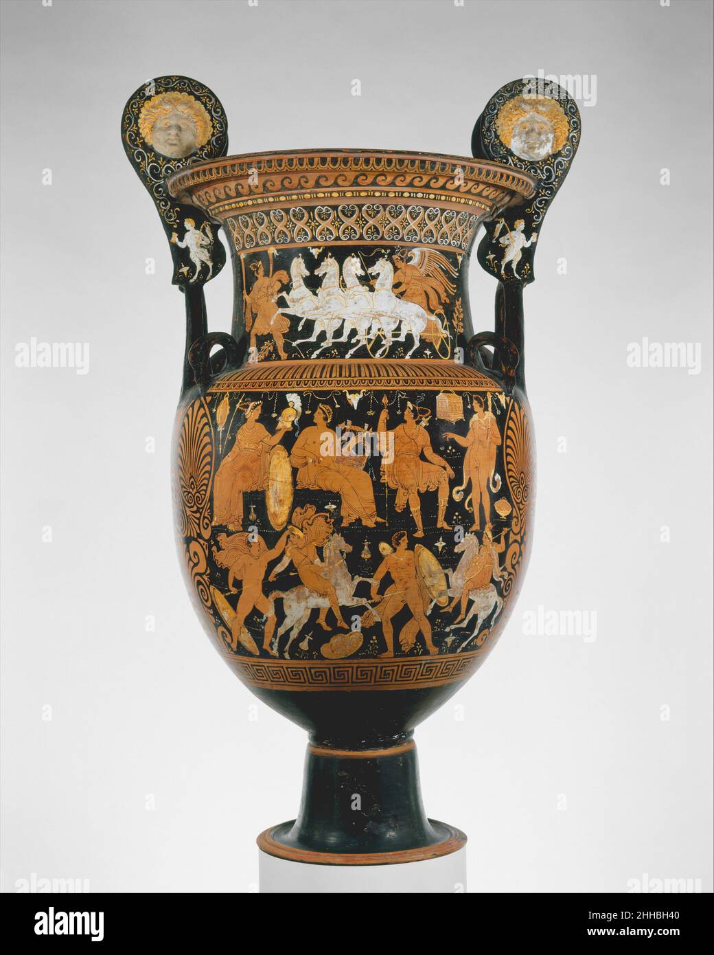 Volute-krater in terracotta (vaso per mescolare vino e acqua) ca. 320–310 a.C. attribuito al pittore Capodimonte sul corpo, obverso, insieme di dèi sopra AmazonomachyReverse, gioventù in naiskos (santuario) tra giovani e womenOn il collo, obverso, donna con torce che portano Nike in chariotOn le maniglie, Teste di Io e giovani PansIl Painter Capodimonte fu un seguace del Baltimore Painter, uno degli artisti più prolifici della fine degli Appuliani. Anche se hanno prodotto vasi di forme e dimensioni diverse, questi artisti sono associati più spesso con grandi opere virtualmente l'intera superficie di cui è Foto Stock