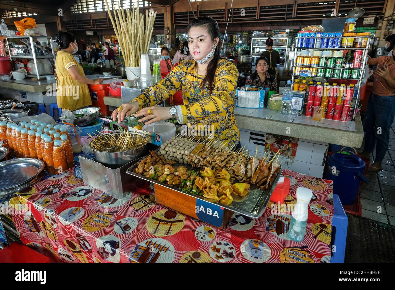 Phnom Penh, Cambogia - Gennaio 2022: Una donna che vende cibo preparato nel mercato centrale il 22 gennaio 2022 a Phnom Penh, Cambogia. Foto Stock