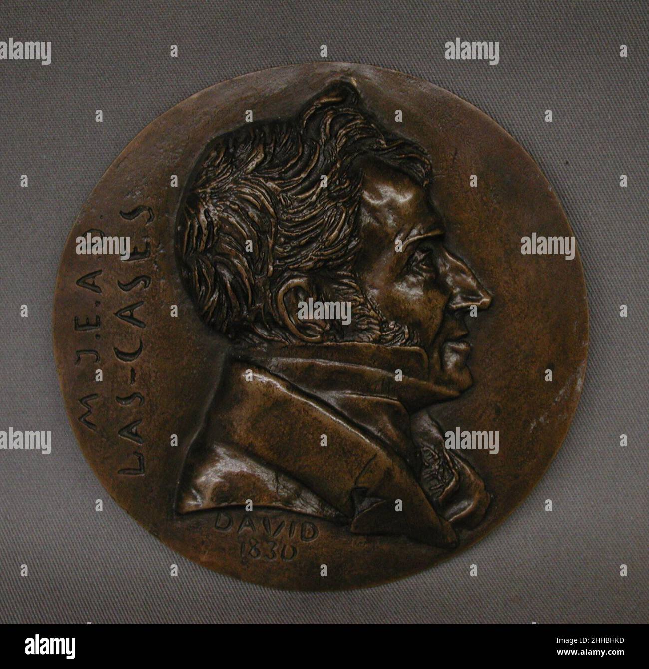 Emmanuel-Augustin-Dieudonné-Marin-Joseph, comte de Las Cases 1830 Pierre Jean David d'Angers il francese Pierre-Jean David d'Angers era il più prolifico e uno dei più importanti scultori francesi della prima metà del XIX secolo. Durante la sua quasi cinquantennale carriera (1819-1856) Davide rimase fedele alla sua convinzione che i monumenti scultorei dedicati alle conquiste di grandi uomini e donne esprimono in modo più permanente e vivido la grandezza di un popolo. Egli cercò continuamente commissioni per monumenti raffiguranti figure storiche e contemporanee che ammirò per co Foto Stock