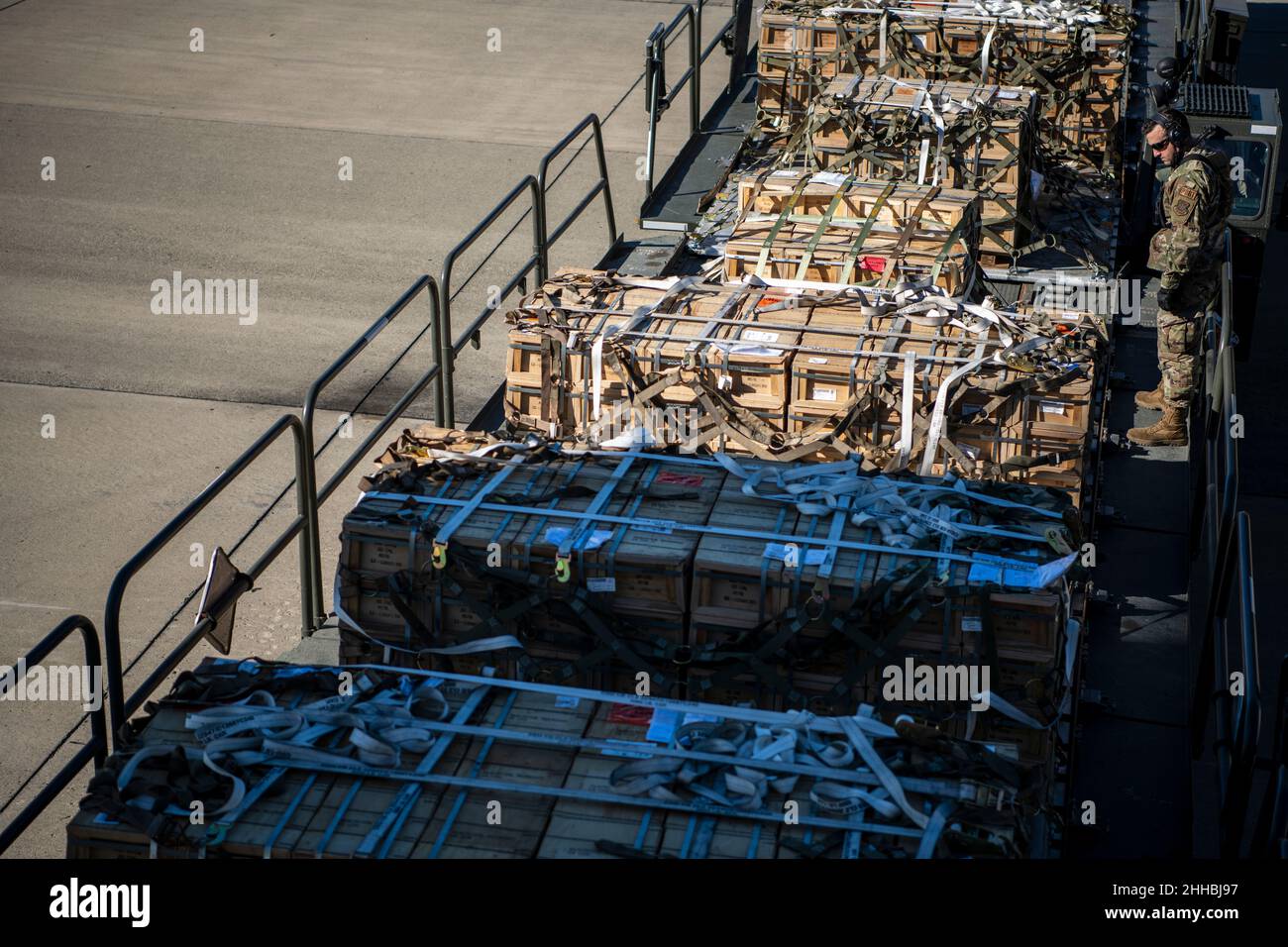 Gli aerei degli Stati Uniti dal 60th Aerial Port Squadron caricano il carico su un 757 gennaio 22, 2022 alla base dell'aeronautica di Travis, California. Dal 2014, gli Stati Uniti hanno impegnato oltre $5,4 miliardi di aiuti totali all’Ucraina, compresi gli aiuti alla sicurezza e alla non sicurezza. Gli Stati Uniti riaffermano il loro fermo impegno nei confronti della sovranità e dell’integrità territoriale dell’Ucraina a sostegno di un’Ucraina sicura e prospera. (STATI UNITI Air Force foto di Nicholas Pilch) Foto Stock