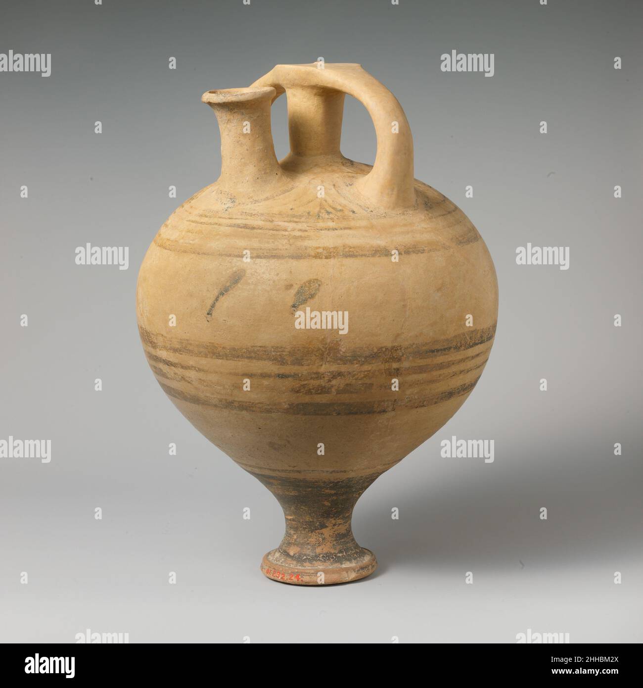 Giara a staffa in terracotta ca. 1400–1200 a.C. Minoan spouted, fasce e sulla spalla covata, scuro su stoviglie chiare.. Giara a staffa in terracotta 247641 Foto Stock
