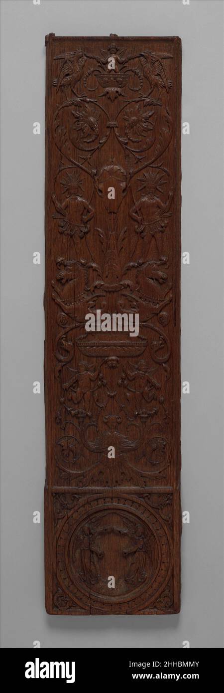 Pannello schermo coro (uno dei sei) ca. 1508–10 artigiani supervisionati da Nicolas Castille questi pannelli costituiscono un primo esempio dell'uso francese dell'antico motivo candelabro, favorito in Italia, in cui ornamento astratto, esseri fantastici, frutta e fogliame sono combinati in una disposizione verticale. Le rotonde in fondo sono caratterizzate da coppie di figure o scene, come San Giorgio che uccide il drago e un musicista che si esibisce con il suo cane da ballo accanto a una donna che tiene una scimmia, nonché un ritratto del profilo del patrono, il cardinale Georges d’Amboise (1460–1510). I pannelli erano originariamente par Foto Stock