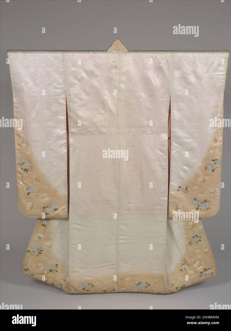 Kimono a maniche lunghe (furisode) con Hydrangeas e Cherry Blossoms primi del 20th secolo Giappone Un furisode è un abito con maniche lunghe e svolazzanti indossate da giovani donne non sposate. Il raso bianco di questo furisodo è beige tinto intorno all'orlo, collarino-linea (eri), e le sezioni inferiori delle maniche. Delicati fiori di ciliegio, simboli di primavera, e le ortangee blu, che solitamente fioriscono a giugno, sono dipinti sul terreno beige. Composizioni simili compaiono nei libri di Meiji periodo kimono-pattern, come la Collezione dei motivi di Shōun (1901). Kimono a maniche lunghe (furisode) con Hydrangeas e Cherry Blos Foto Stock Kimono a maniche lunghe (furisode) con Hydrangeas e Cherry Blossoms primi del 20th secolo Giappone Un furisode è un abito con maniche lunghe e svolazzanti indossate da giovani donne non sposate. Il raso bianco di questo furisodo è beige tinto intorno all'orlo, collarino-linea (eri), e le sezioni inferiori delle maniche. Delicati fiori di ciliegio, simboli di primavera, e le ortangee blu, che solitamente fioriscono a giugno, sono dipinti sul terreno beige. Composizioni simili compaiono nei libri di Meiji periodo kimono-pattern, come la Collezione dei motivi di Shōun (1901). Kimono a maniche lunghe (furisode) con Hydrangeas e Cherry Blos Foto Stock