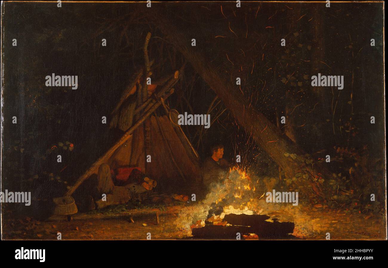 Camp Fire 1880 Winslow Homer American Homer visitò per la prima volta gli Adirondacks, nella parte settentrionale dello stato di New York, nel settembre del 1870 e tornò spesso in montagna durante i decenni successivi per cacciare, pescare e raccogliere idee per i dipinti. Questa tela ha avuto origine in un viaggio del 1880 a Keene Valley. Due pescatori, identificati dal loro paniere di attrezzatura e dalla rete a lunga gestione, sono persi nei loro pensieri o spianarsi dal fuoco del campeggio. Hanno costruito il loro rifugio sotto un cedro parzialmente sradicato, che fornisce sia un simbolo di natura devastata che un elemento compositivo impressionante. Un artista amico del rammiro di Omero Foto Stock