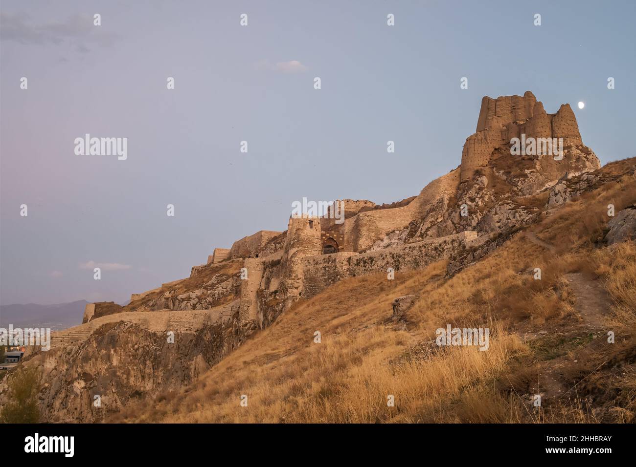 Castello di Van al crepuscolo, Città di Van, Anatolia orientale, Turchia. Foto Stock