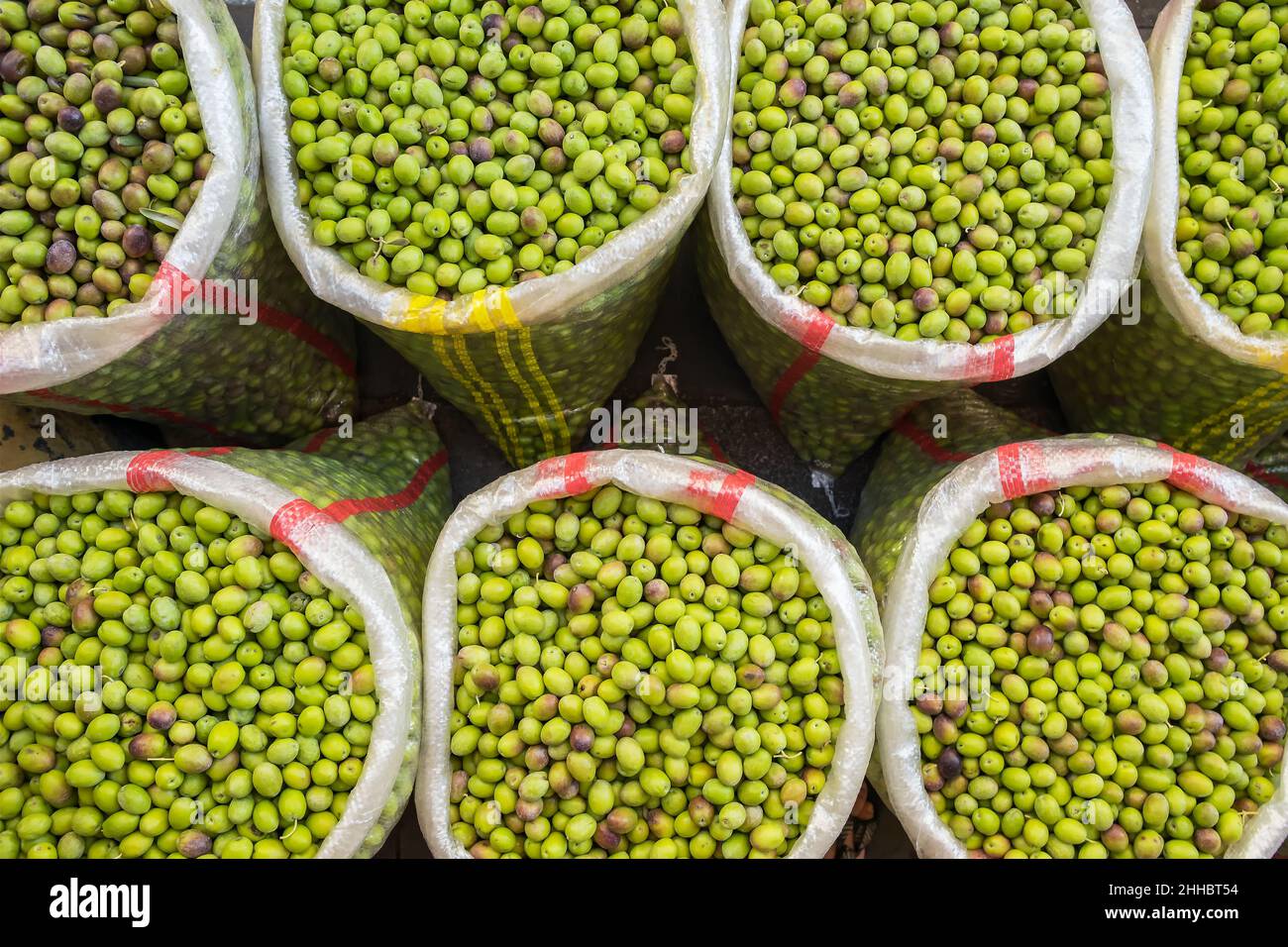 Olive verdi crude in vendita sul mercato alimentare in Turchia Foto Stock