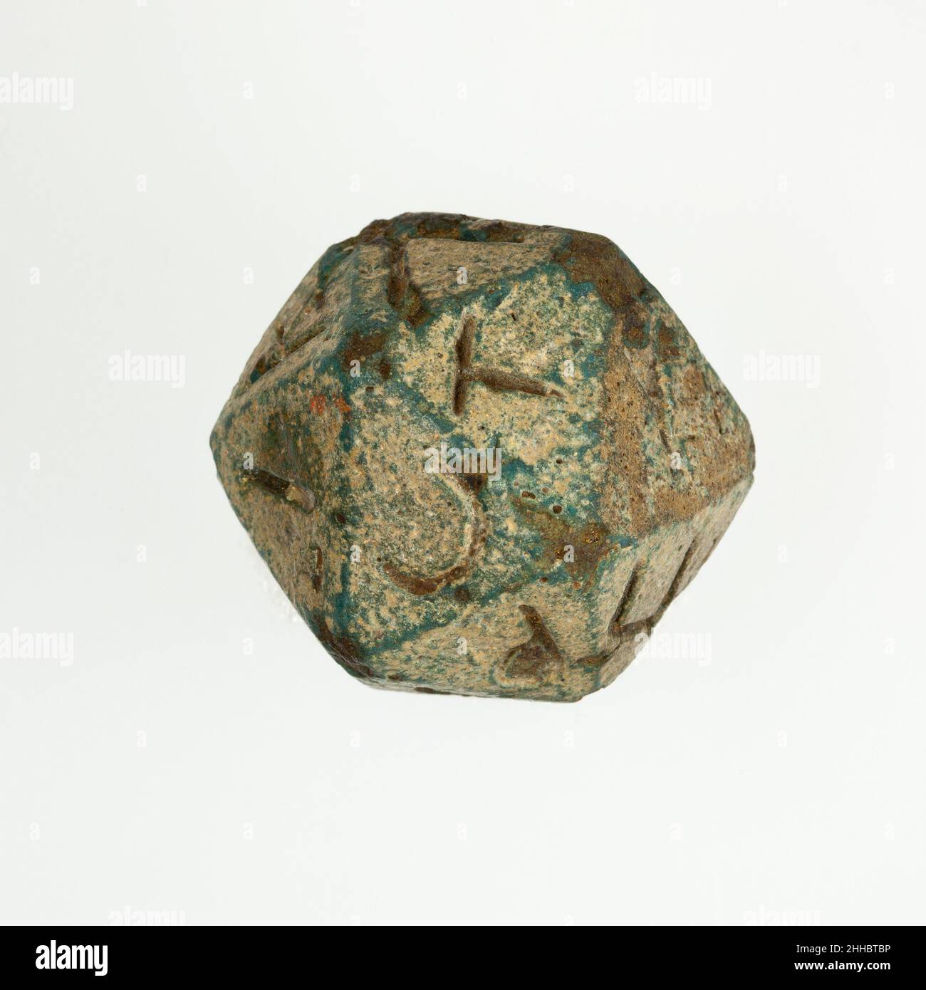 Ventidue muoiono (icosahedron) con facce inscritte con lettere greche 2nd secolo a.C.–4th secolo d.C. periodo tolemaico–periodo romano Un certo numero di dadi poliedrici realizzati in vari materiali sono sopravvissuti al periodo ellenistico e romano, solitamente dall'antico Egitto quando noto. Molti sono presenti nelle collezioni egiziane o greche e romane del Museo. Il icosaedro – poliedro a 20 lati – è frequente. Il più delle volte ogni faccia del dado è inscritta con un numero in greco e/o latino fino al numero di facce sul poliedro. Nulla di specifico circa l'uso di questi poliedri è conservato, s Foto Stock