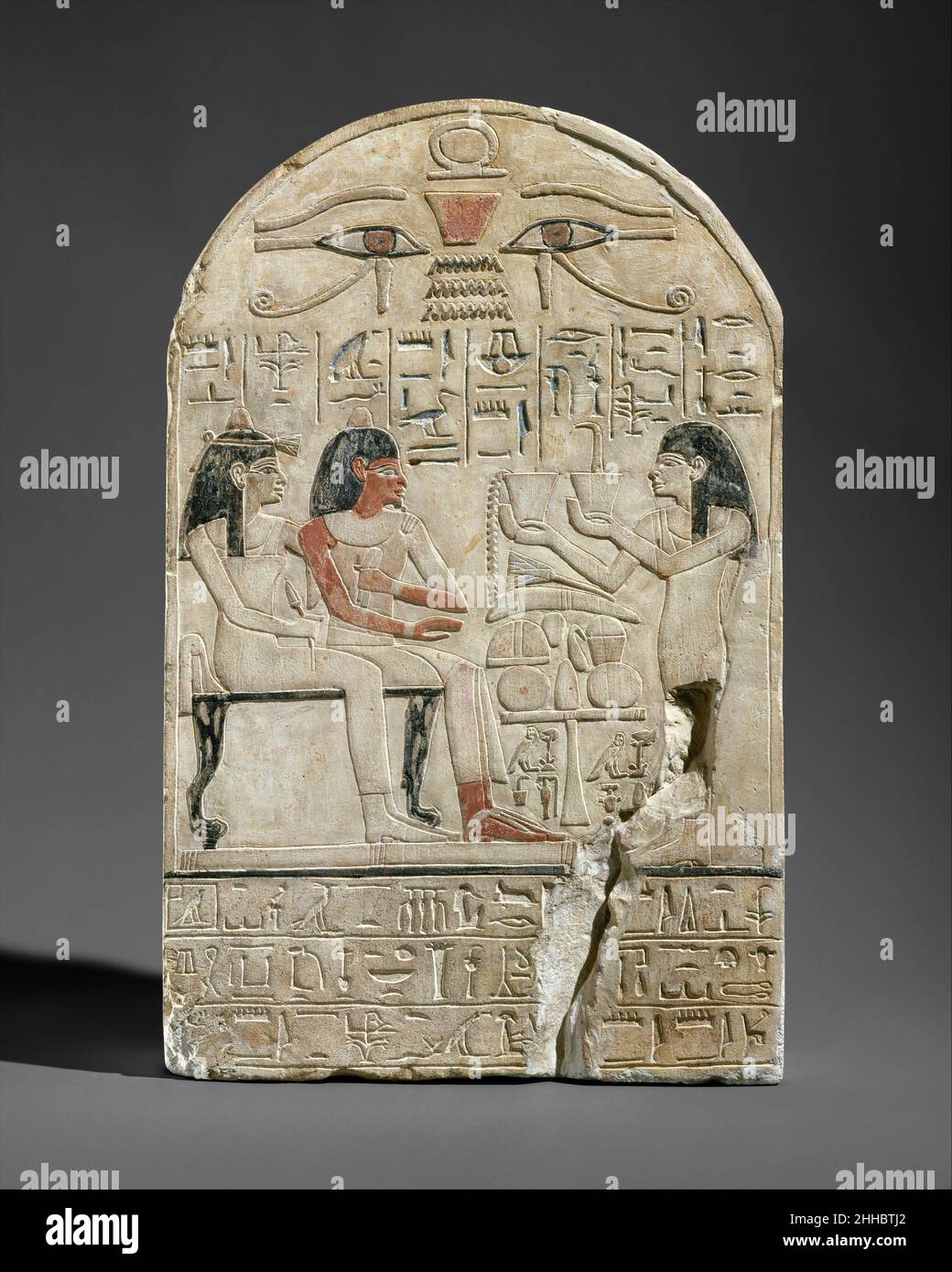 Stela del prete lettore di Amun Siamun e sua madre il cantante Amenhotep ca. 1420 a.C. nuovo Regno questa stela raffigura il sacerdote-lettore Siamun e sua madre, il cantante Amenhotep, ricevendo offerte da 'sua sorella' (probabilmente sua moglie), la cantante Iretnofret. Stela del prete lettore di Amun Siamun e sua madre il cantante Amenhotep 555406 Foto Stock