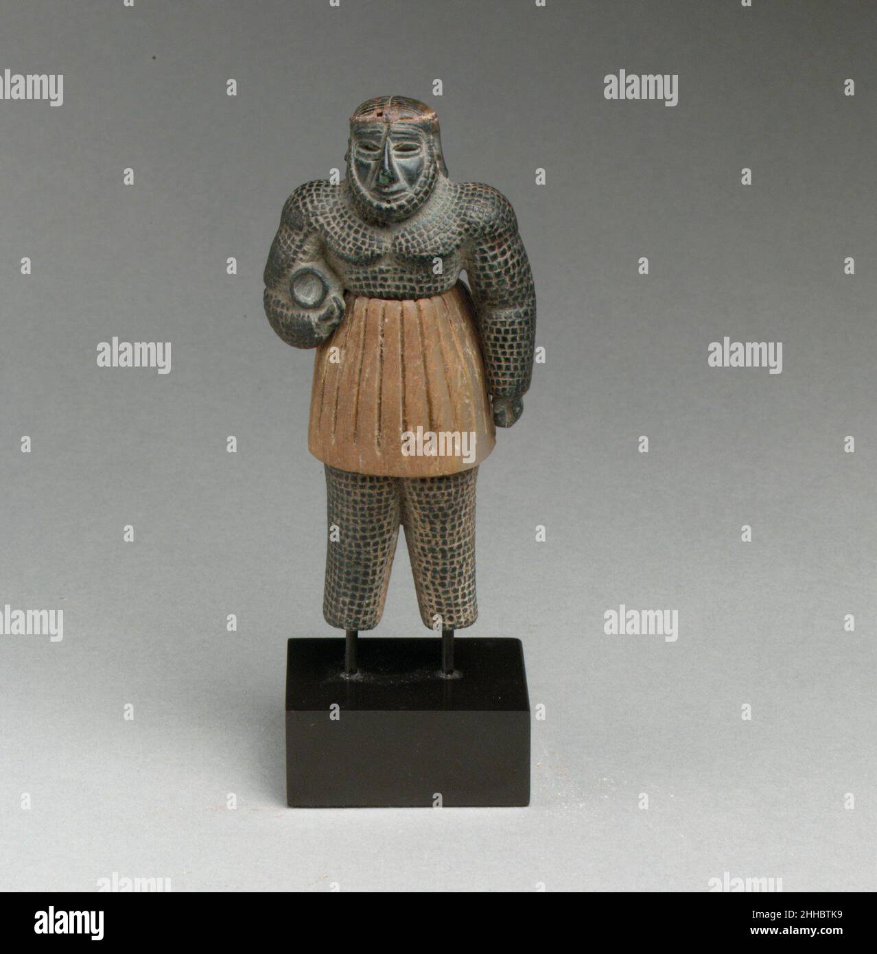 Figura maschile mostruosa ca. Fine 3rd–inizio 2nd millennio a.C. Bactria-Margiana complesso archeologico nel mondo dell'antico Vicino Oriente, immagini ed esseri che combinavano qualità umane ed animali si pensavano possedere poteri soprannaturali. Questa piccola ma potente figura, con il suo volto umano e il corpo a serpentina, rappresenta probabilmente una creatura così vivificata e carica di magica efficacia sia propizia che demoniaca. Le caratteristiche più enigmatiche e distintive della figura mostruosa sono la cicatrice prominente sul viso e i due fori trafiti nelle labbra superiore e inferiore. l'sca Foto Stock