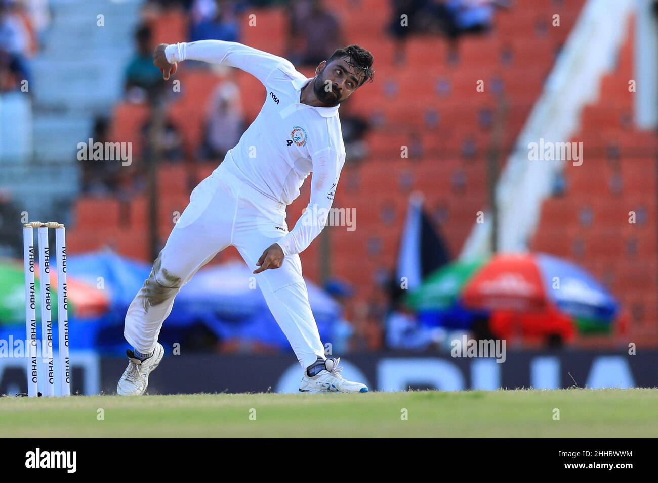 Il cricketer afghano Rashid Khan in azione durante la partita di prova del cricket uno-off tra Afghanistan e Bangladesh allo stadio Zohur Ahmed Chowdhury di Chittagong. L'Afghanistan ha vinto con 224 corse Foto Stock