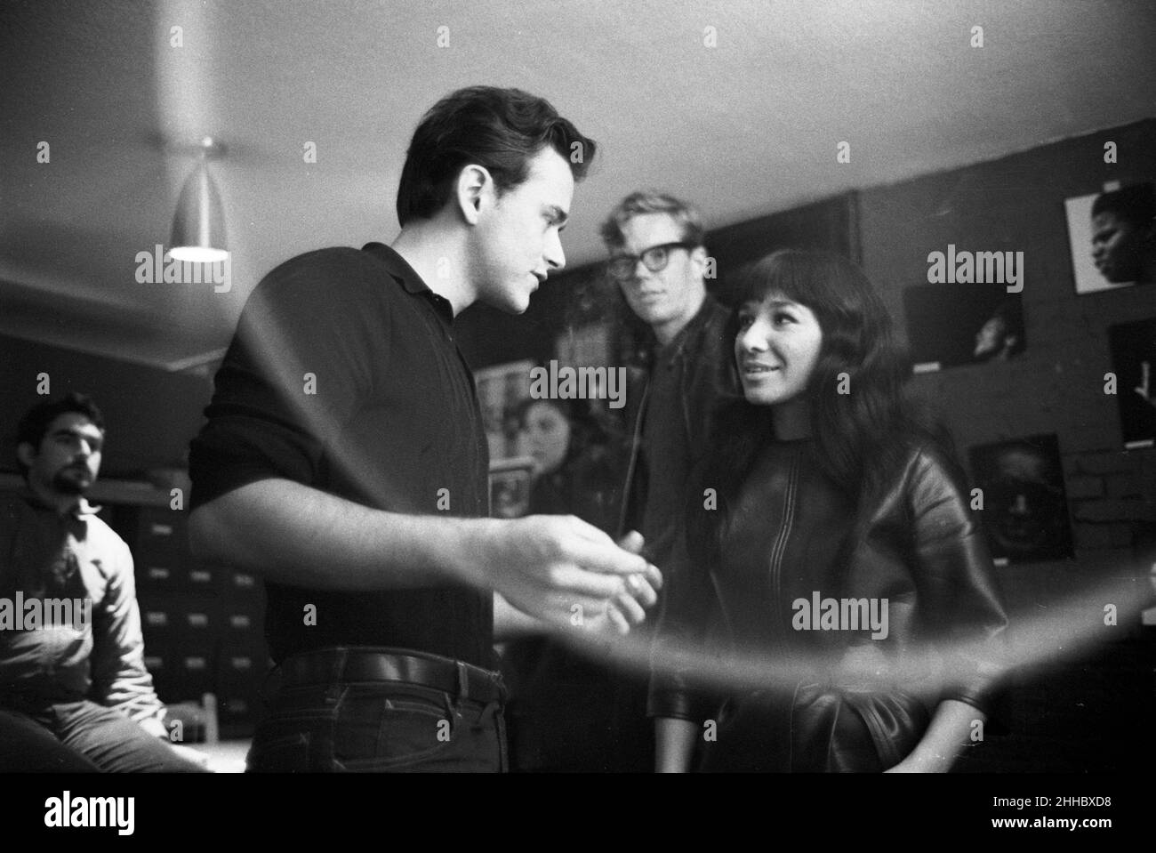 Buffy Sainte-Marie backstage al Club 47 di Cambridge, 1964 Foto Stock