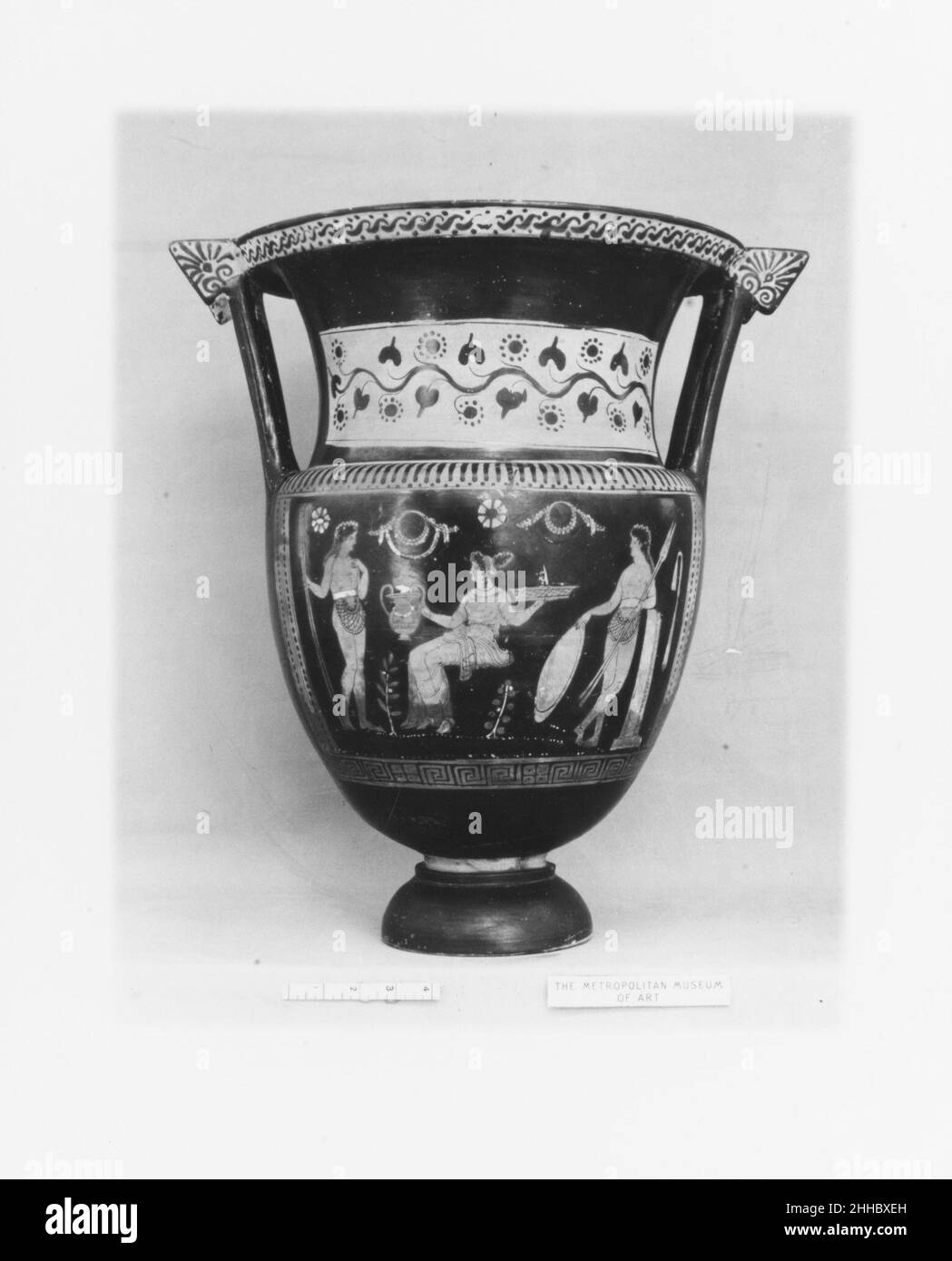Colonna-krater in terracotta (recipiente di miscelazione) ca. 360–340 a.C. attribuito al pittore varrese obverso, donna seduta tra due giovani Oscan Reverse, tre youthsi vasi a figura rossa in questo caso illustrano il cosiddetto stile Plain della pittura pugliese in vaso, caratterizzata da grandi forme e soggetti non mitologici raffigurati semplicemente, con una linea di terra uniforme e pochi ornamenti riempenti. In assenza di scene mitologiche, la maggior parte delle quali originate in Grecia, vengono alla luce pratiche e oggetti locali. Colonna-krater in terracotta (recipiente di miscelazione). Greco, Italiano del Sud, Populiano. CA. 360–340 A.C. Ter Foto Stock Colonna-krater in terracotta (recipiente di miscelazione) ca. 360–340 a.C. attribuito al pittore varrese obverso, donna seduta tra due giovani Oscan Reverse, tre youthsi vasi a figura rossa in questo caso illustrano il cosiddetto stile Plain della pittura pugliese in vaso, caratterizzata da grandi forme e soggetti non mitologici raffigurati semplicemente, con una linea di terra uniforme e pochi ornamenti riempenti. In assenza di scene mitologiche, la maggior parte delle quali originate in Grecia, vengono alla luce pratiche e oggetti locali. Colonna-krater in terracotta (recipiente di miscelazione). Greco, Italiano del Sud, Populiano. CA. 360–340 A.C. Ter Foto Stock