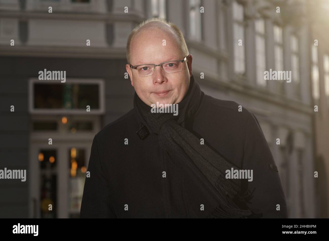 Flensburg, Germania. 20th Jan 2022. Stefan Seidler (SSW), l'unico membro del Bundestag del Südschleswigsche Wählerverband, sorge nella storica città vecchia di Flensburg. (To 'fino molto nuovo - i primi mesi della SSW man Seidlers a Berlino') Credit: Axel Heimken/dpa/Alamy Live News Foto Stock