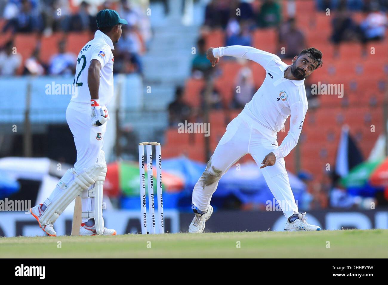 Chittagong, Bangladesh. 06th Set 2019. Il cricketer afghano Rashid Khan (R) in azione durante la partita di test di cricket una tantum tra Afghanistan e Bangladesh allo stadio Zohur Ahmed Chowdhury di Chittagong.Afghanistan ha vinto da 224 corse (Foto di MD Manik/SOPA Images/Sipa USA) Credit: Sipa USA/Alamy Live News Foto Stock