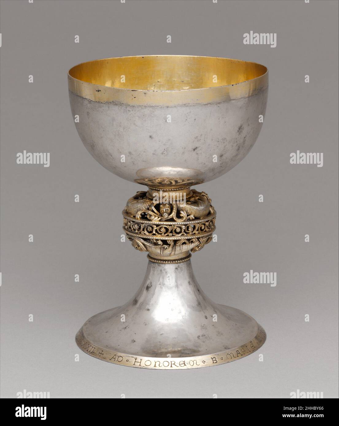Calice 1222 Fratello Bertino l'iscrizione intorno alla sua base indica che questo calice è stato fatto da Fratello Bertino nel 1222. Non è noto, tuttavia, dove questo orafo compiuto ha lavorato. Le bestie immaginarie che girano intorno al cavaliere e le proporzioni equilibrate della grande ciotola rotonda e del piede spaccato caratterizzano lo stile del Nord Europa dell'inizio del XIII secolo. Calice 471267 Foto Stock