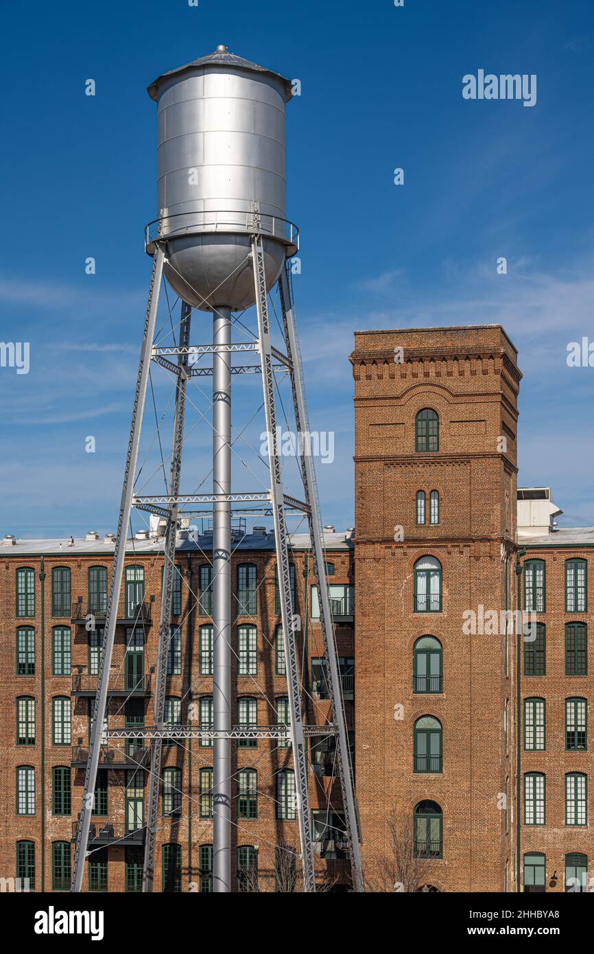 Vintage Water Tower at the Eagle & Phenix, un mulino di cotone restaurato del 19th secolo sul lungofiume lungo il fiume Chattahoochee a Uptown Columbus, GA. Foto Stock