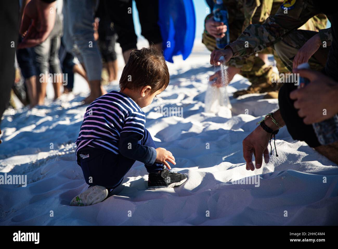 Nuovo Messico. 5th Jan 2022. Un bambino afghano della Task Force Holloman gioca con la sabbia al White Sands National Park, New Mexico, 5 gennaio 2022. Il White Sands National Park si trova a pochi chilometri dalla base dell'aeronautica militare di Holloman. Il Dipartimento della Difesa, attraverso il comando del Nord degli Stati Uniti, e a sostegno del Dipartimento della sicurezza interna, sta fornendo trasporto, alloggio temporaneo, screening medico, e supporto generale per almeno 50.000 sfollati afghani in strutture adeguate, in strutture permanenti o temporanee, il più rapidamente possibile. Questa iniziativa fornisce al personale afghano un sostegno essenziale Foto Stock