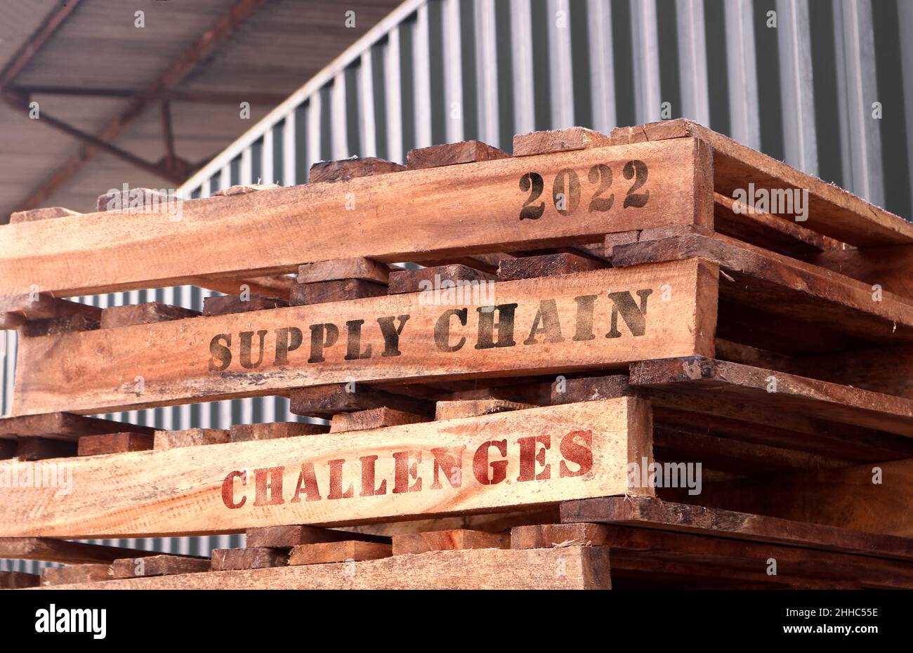 2022 sfide della supply chain, testo scritto su pallet impilati. Concetto di supply chain e logistica. Foto Stock