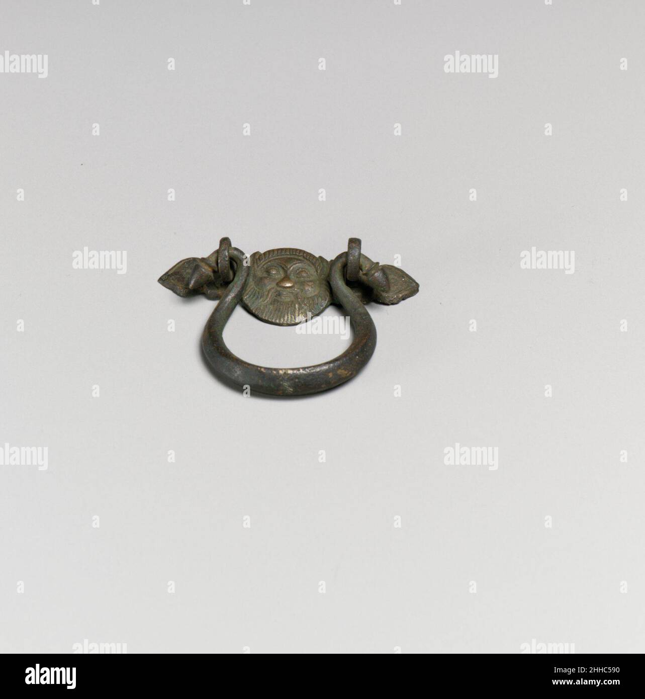 Manico con testa di satiro 5th sec. a.C. greco o etrusco. Manico con testa di satiro 252944 greco o etrusco, manico con testa di satiro, 5th secolo a.C., Bronzo, H.: 1 5/8 x 2 1/16 x 5/8 pollici (4,1 x 5,2 x 1,6 cm). Il Metropolitan Museum of Art, New York. Fletcher Fund, 1927 (27.122.29) Foto Stock