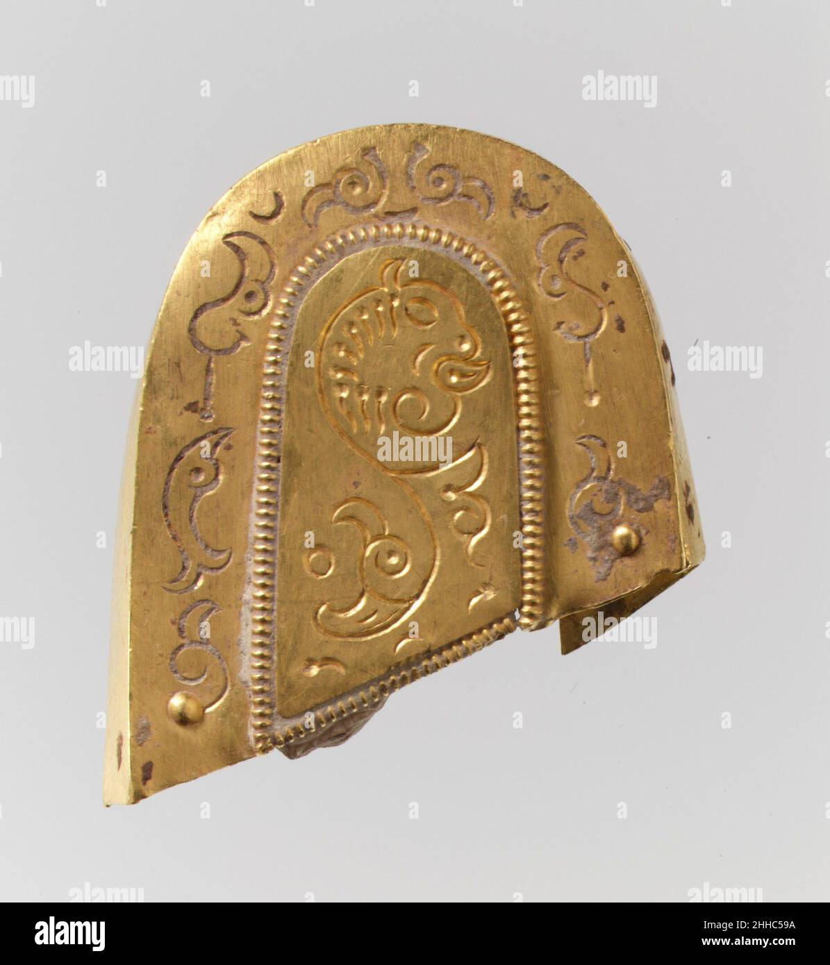 Pezzo da un Dagger di ferro di lusso ca. 600 Langobardic questi pezzi - terminale di presa, supporti, nastro di scabbard, tutti in oro - sono tutti che rimangono di un pugnale di lusso. I disegni timbrati di mostri marini e delfini appartengono alla tradizione metallurgica bizantina e appaiono su altri oggetti Langobardici di questo periodo. Questo gruppo di oggetti è stato trovato nella tomba di un orsemano Langobardico, che è stato sepolto nel suo vestito guerriero, con armi, scudo, casco, e gli accessori per il suo cavallo. Ciò che rimane sono i molti pezzi d'oro che avrebbero ornato i suoi vestiti e attrezzature, e attestano al grande noi Foto Stock