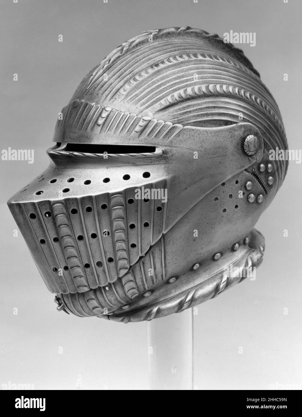 Armatura ca. 1535 Tedesco, forse Brunswick questo è un bell'esempio tardivo di un'armatura flutita, fatta poco prima che lo stile uscì di moda. Si distingue per le sue proporzioni insolitamente grandi e l'altezza impressionante. Le bande di squame e il caratteristico roping del bordo inferiore del casco associato e del bordo superiore del pettorale sono caratteristiche che si ritrovano frequentemente su armature della Germania settentrionale (possibilmente Brunswick), una regione generalmente non nota per la produzione di armature scanalate. Le difese delle gambe sono dello stesso periodo ma originariamente non appartenevano al resto dell'armatura. Armatura. Tedesco, Foto Stock