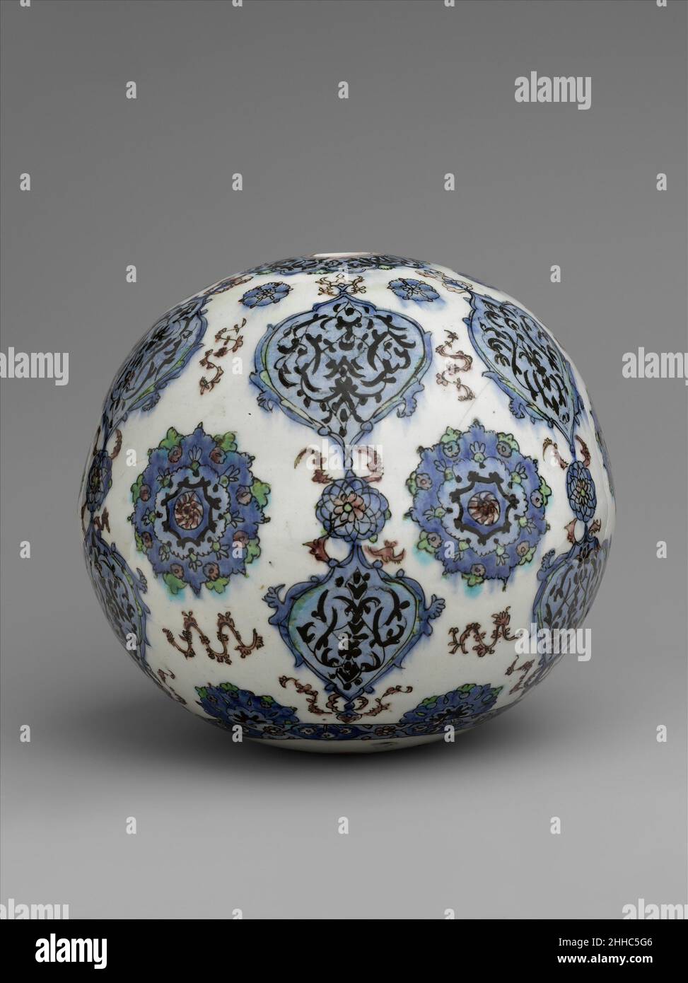 Ornamento sospeso 19th secolo anche se questo ornamento moschea, probabilmente destinato a appendere in congiunzione con una lampada moschea, sembra Iznik ware a prima vista, le discrepanze nel colore e design punta al centro regionale di Kütahya come il suo luogo di produzione. Il blu e il verde dei medaglioni decorativi appaiono runny e lavato-out, i arabeschi neri sono un'anomalia non trovata nella ceramica di Iznik, e la pittura dei motivi sembra più fussy e strenuo rispetto alle merci paragonabili del sedicesimo secolo. Tuttavia, questo pezzo è una copia ben fatta e segue quasi esattamente il disegno di un Iz Foto Stock