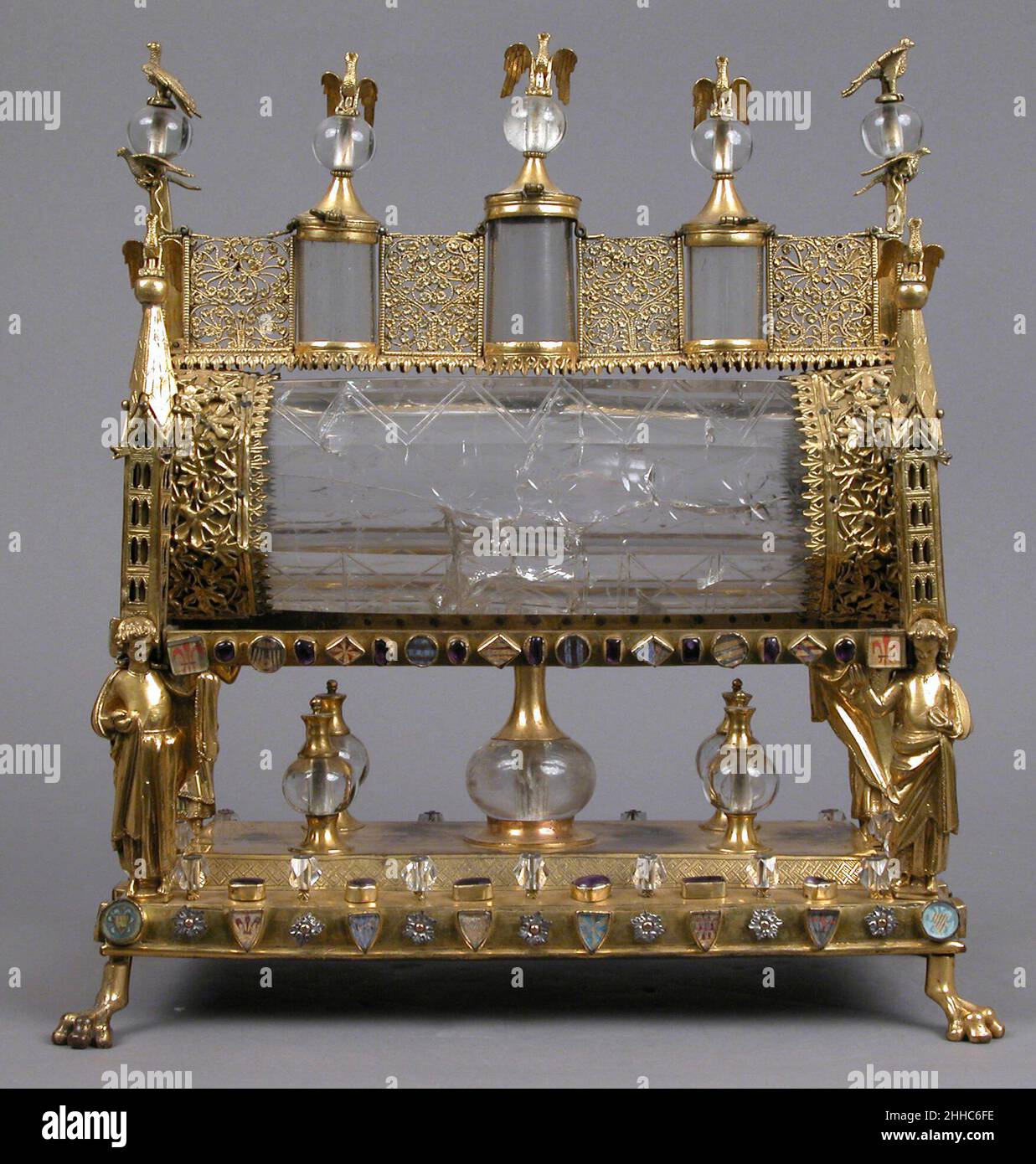 Reliquiario ca. 1175–1200 (cristallo di roccia); inizio 19th secolo (impostazione) Francese (?) Il nucleo di questo opulento reliquiario contiene un grande cristallo di roccia del tardo XII secolo con disegni incisi di chiocciola di vite dalla valle della Mosa (Belgio attuale). Si diceva che una volta si tenevano reliquie dei Santi Margaret, Filippo l'Apostolo, e Caterina, come pure del Vescovo Valerio. L'attuale contesto neogotico può riflettere la forma originaria del reliquiario. Reliquary 464678 Francese (?), Reliquary, ca. 1175?1200 (cristallo di roccia); inizio 19th secolo (impostazione), rame dorato, cristallo di roccia, vetro e pergamena, Nel complesso Foto Stock