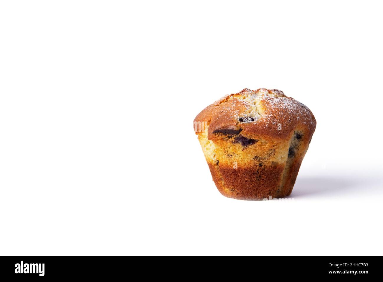 Foto verticale di un muffin isolato con cioccolato e bacche senza carta. Vista frontale. Foto Stock