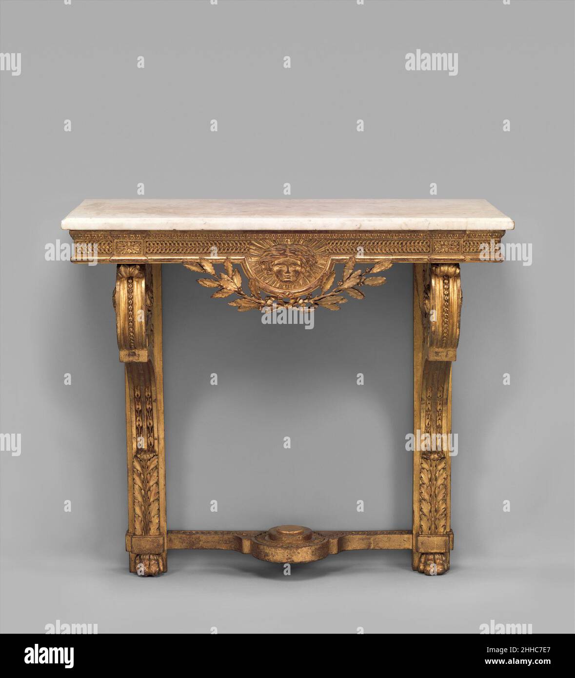 Tavolo console ca. 1775–80 Francese supportati su una o due gambe, i tavoli da console devono essere fissati alla parete per garantire stabilità e sono considerati parte della decorazione interna di una stanza. Sono stati realizzati da un gruppo speciale di falegnami, menuisiers en bâtiments (litt. Carpentieri da costruzione) responsabile per gli elementi fissi all'interno come pannelli, vetri del molo e tavoli a console. A differenza di altri membri della gilda, questi artigiani non sono stati tenuti a timbro la loro produzione e per questo motivo è raramente noto che ha creato tali works.These tabelle console sono di disegno identico tranne in Foto Stock