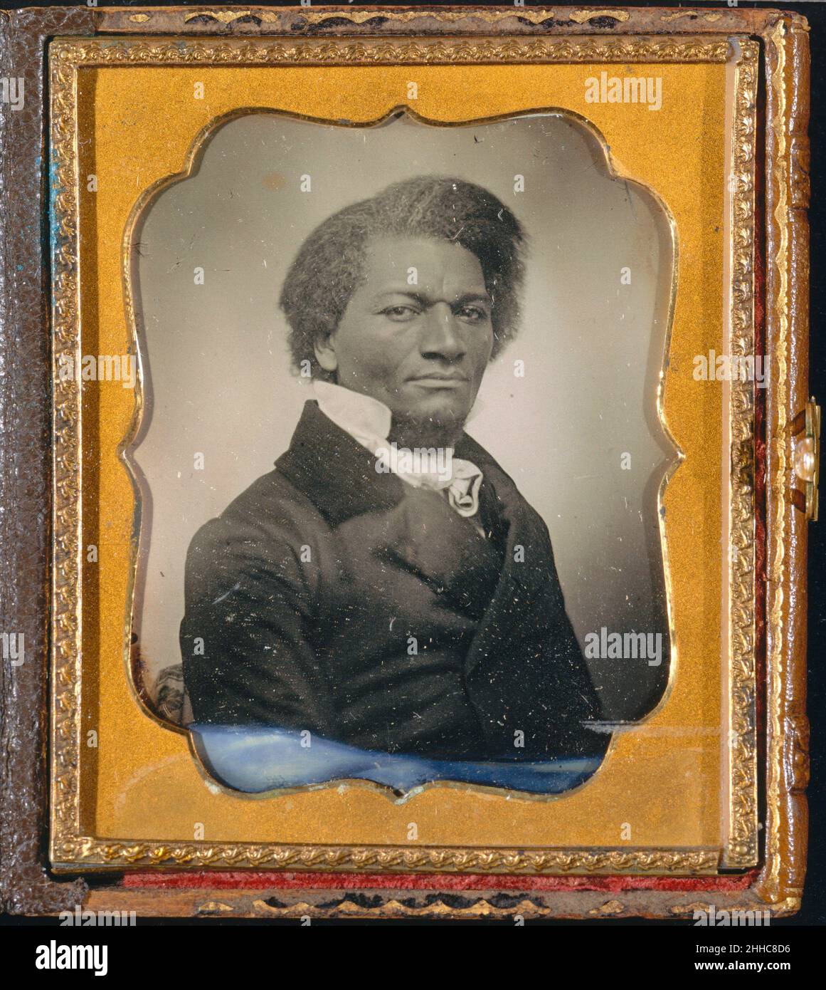 Frederick Douglass ca. 1855 Unknown nato in schiavitù, Frederick Douglass (1817-1895) fuggì dalla sua schiavitù nel 1838 e divenne l'oratore più persuasivo per la causa dell'abolizione, tra le altre cause riformiste. Oltre a fondare un giornale e a pentire tre autobiografie, ha tenuto una lezione molto prima e durante la guerra civile, "thundering Against Slavery", secondo le parole di W. E. B. Du Bois. Uno dei primi teorici critici della fotografia, Douglass ha tenuto diverse conferenze sull'argomento tra il 1861 e il 1865, tra cui "immagini e progresso", sulla capacità del mezzo di rendere subj Foto Stock