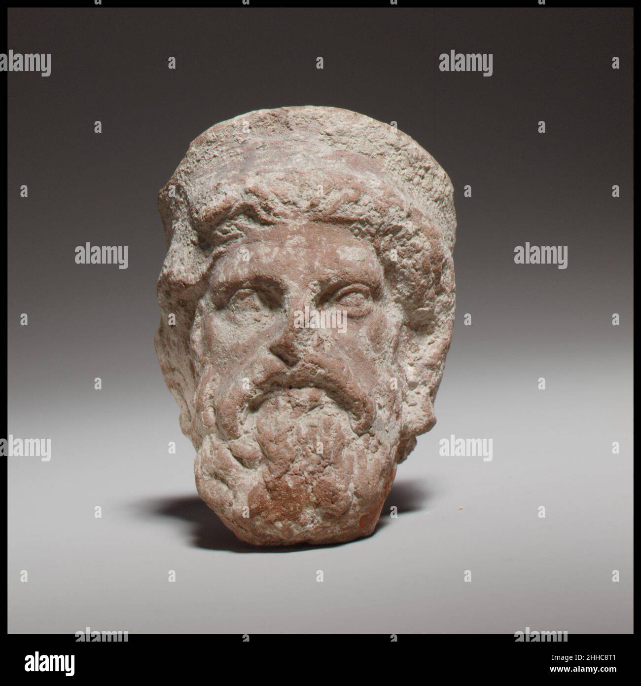 Testa di terracotta di un dio barbuto, forse Zeus 2nd secolo a.C. Cipriota Capo di una divinità, modellato, compreso il headdress, e solido. Testa di terracotta di un dio barbuto, forse Zeus 241084 Foto Stock