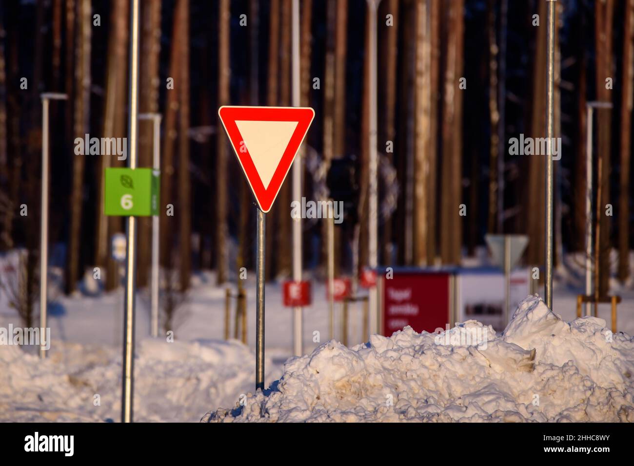 Foto con messa a fuoco selettiva. RIGA, LETTONIA. 15th gennaio 2021. Dare strada segno Foto Stock