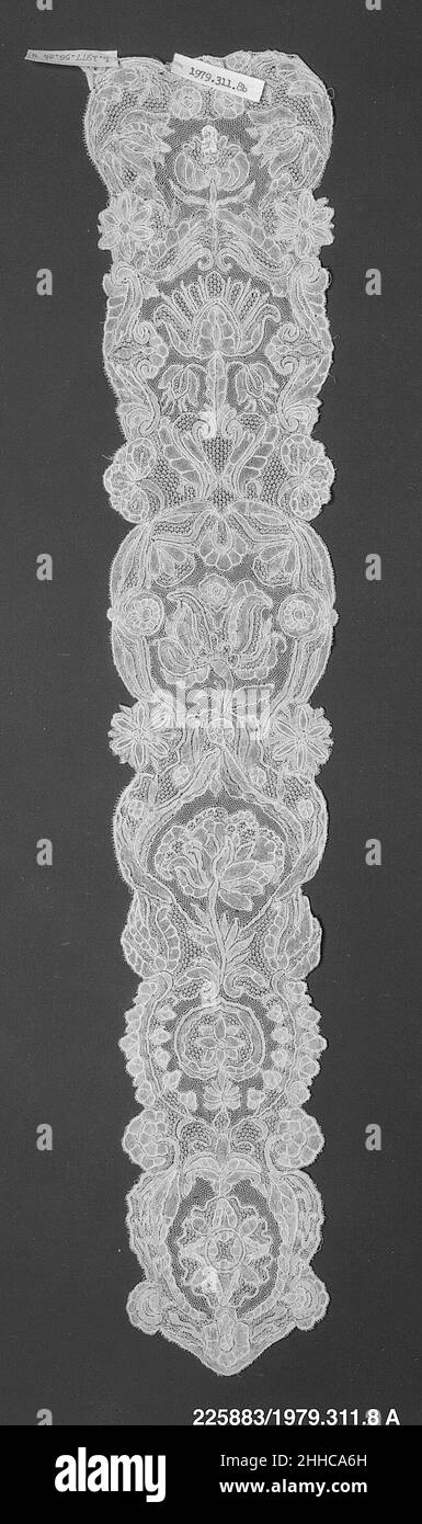 Lappets (2) metà del 18th secolo Fiammingo la grande collezione di merletti del Metropolitan Museum fu iniziata quando il Museo divenne il primo tra i musei americani ad organizzare una collezione permanente di merletti con l'accettazione della collezione McCallum nel 1879 e le perle della Sig.ra John Jacob Astor, Sig.ra Robert L. Stuart, La signora Augustus Cleveland e la signora A. W. Winters poco dopo. Nel 1893 una collezione di prestiti di merletti antichi mostrati alla World's Columbian Exposition di Chicago fu assemblata da un comitato di donne di New York guidato da Catharine Augusta Newbold. Circa 1900 Miss Newbold arrangiò un Foto Stock