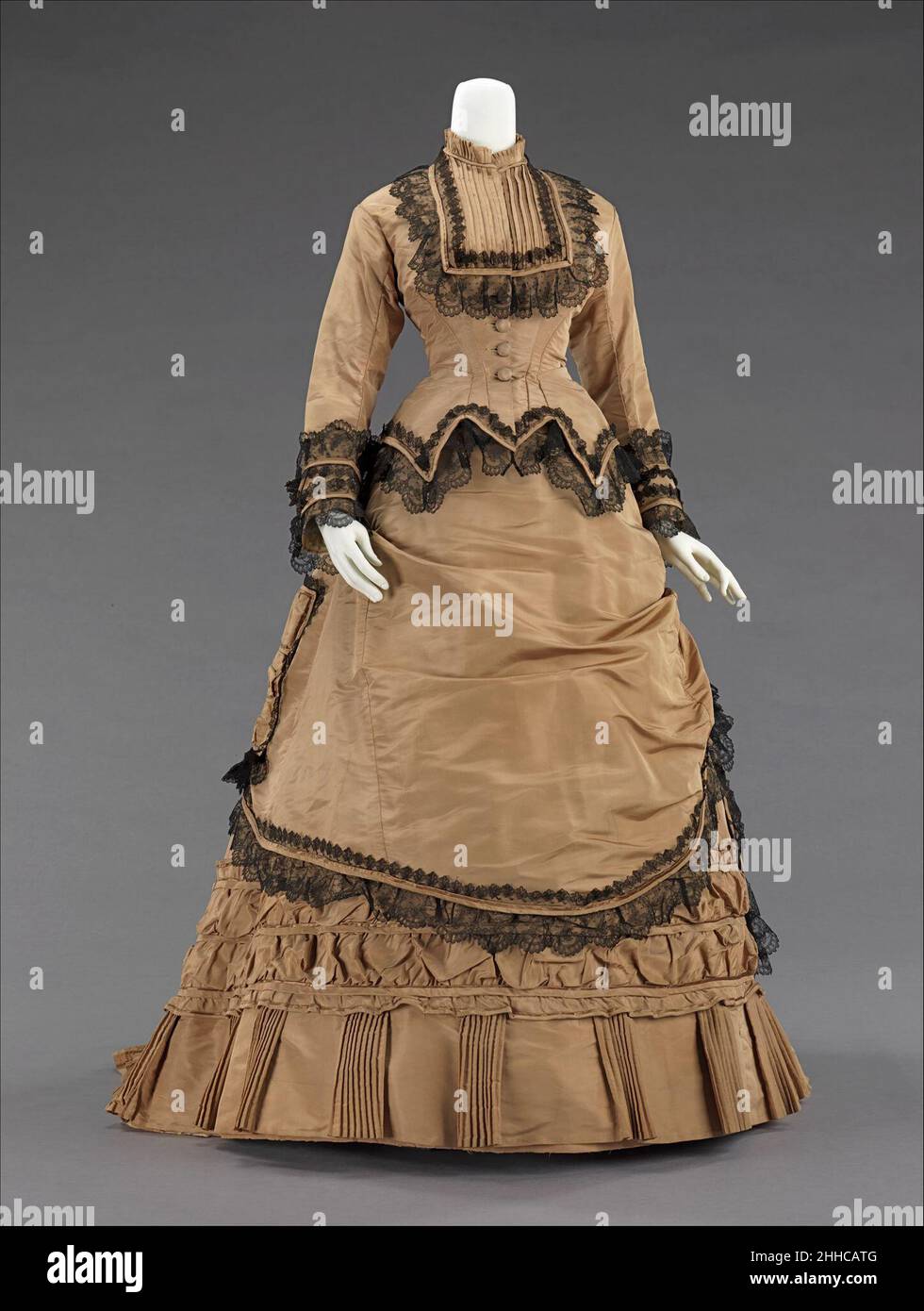 Abito da passeggio 1870–75 americano questo è un bell'esempio di un abito da  giorno dei primi 1870s giorni di trambusto indossato per passeggiate e  visite. Decorazione della gonna in questo periodo è