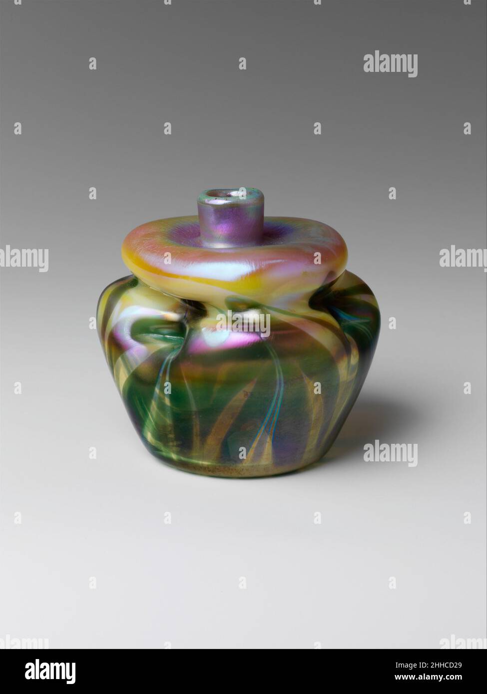 Vaso 1893–96 progettato da Louis Comfort Tiffany American questo oggetto fa parte di un gruppo di oltre quaranta dati al Museo nel 1896 da Louisine e Henry Osborne Havemeyer (96.17.9–.56). Il regalo fu il primo bicchiere americano ad entrare nella collezione del Museo. Molto probabilmente spinto da Louis Comfort Tiffany, gli Havemeyers hanno presentato la loro collezione di vetro di Tiffany Favrile al Museo solo tre anni dopo Tiffany iniziato a produrre decorativi vasi di vetro soffiato. Le forme, i colori e le finiture dei vasi e delle placche di Tiffany si ispirarono al mondo naturale e all'antico vetro. Questa riduzione, Foto Stock