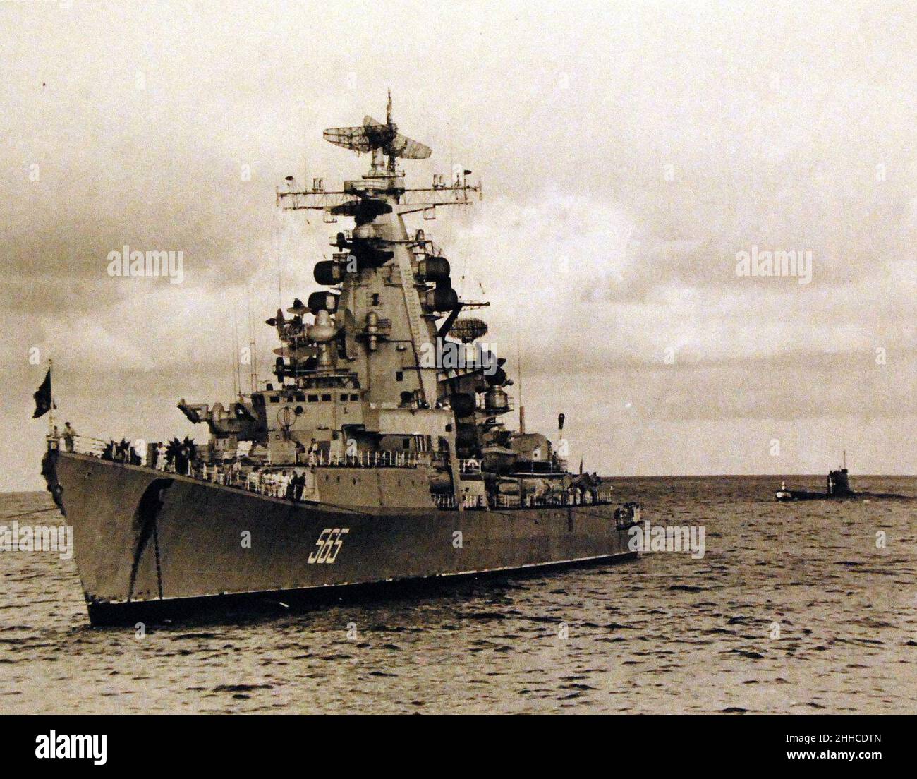 Cruiser sovietico Vladivostok e sottomarino classe Foxtrot nelle acque hawaiane 1971 (USN 1149090). Foto Stock