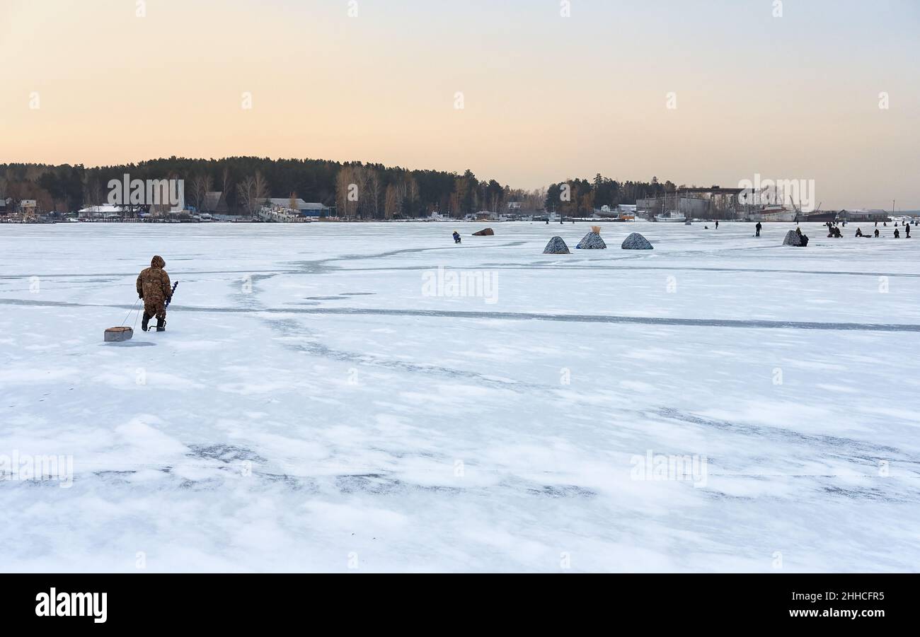 Pesca invernale in Siberia - tende di pescatore su ghiaccio del giacimento OB a Novosibirsk, Siberia, Russia Foto Stock