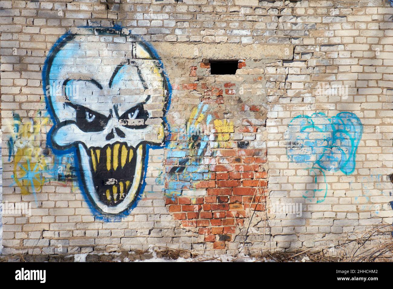 Novosibirsk Russia - 13 marzo 2020: Graffiti sul muro. Immagine di un clown malvagio su un muro di mattoni. Foto Stock