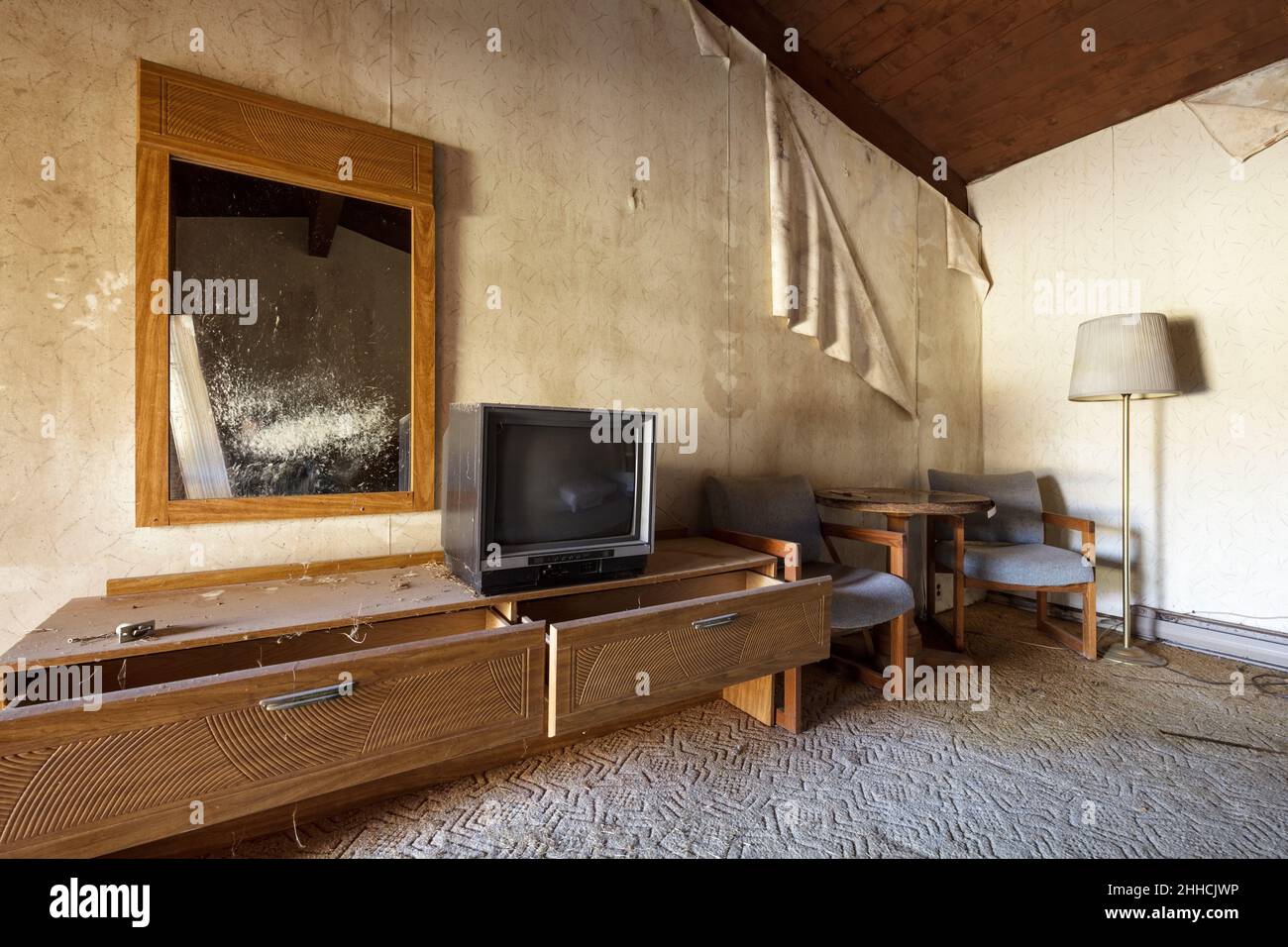 Una stanza abbandonata del motel con il decadimento che comincia prendere la presa Foto Stock
