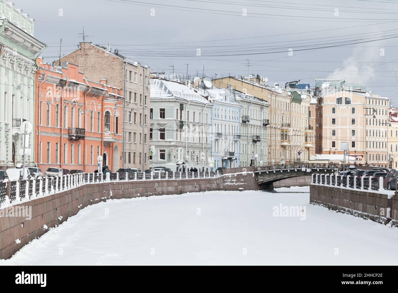 Fiume Moyka in una giornata invernale. È un piccolo fiume in Russia che circonda la parte centrale di San Pietroburgo Foto Stock