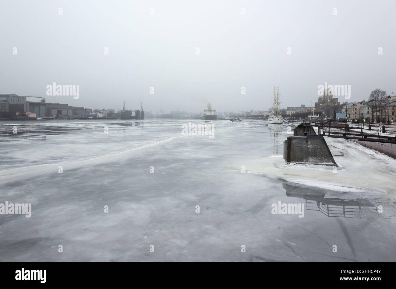 San Pietroburgo, Russia. Paesaggio urbano invernale con fiume Neva ghiacciato Foto Stock