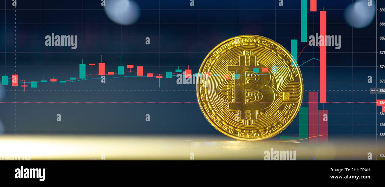 Primo piano bitcoin e barra grafica del mercato azionario digitale su nero. Criptovaluta. Crescita di Bitcoin Stock. Investire in risorse virtuali. Piattaforma di investimento w Foto Stock