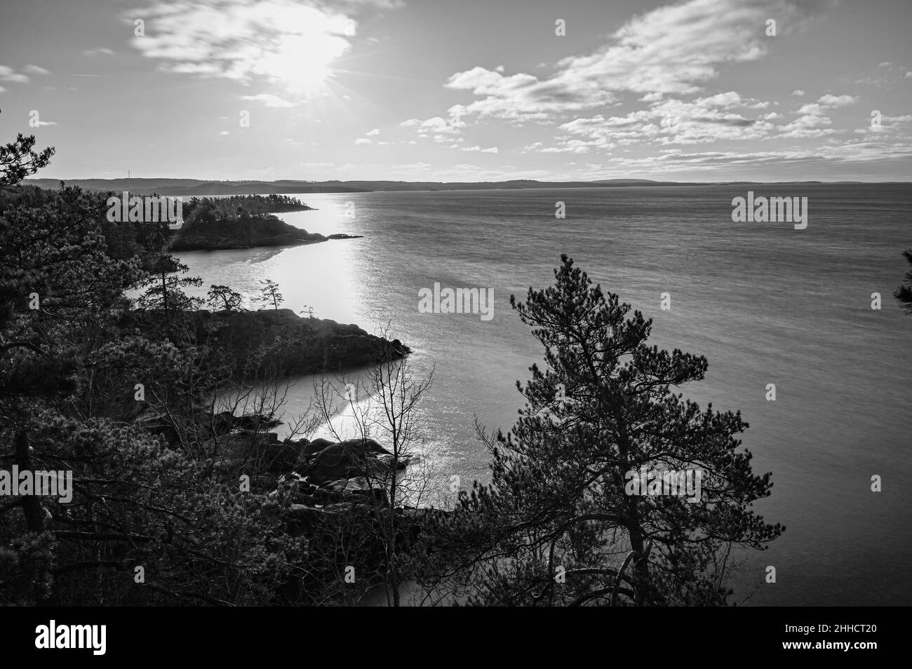 Affacciato sul lago Vattern da una piccola montagna Foto Stock