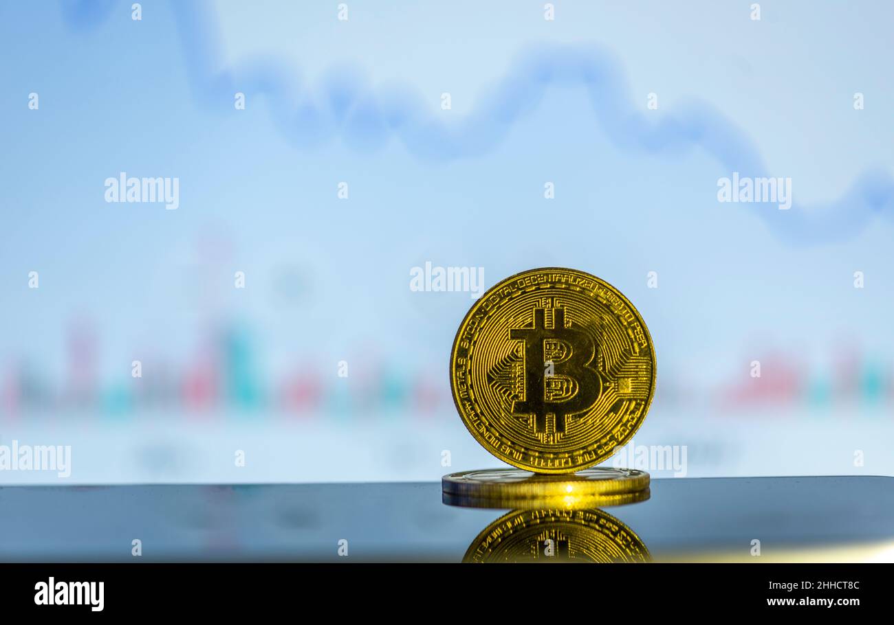 Primo piano bitcoin e barra grafica del mercato azionario digitale su nero. Criptovaluta. Crescita di Bitcoin Stock. Investire in risorse virtuali. Piattaforma di investimento w Foto Stock