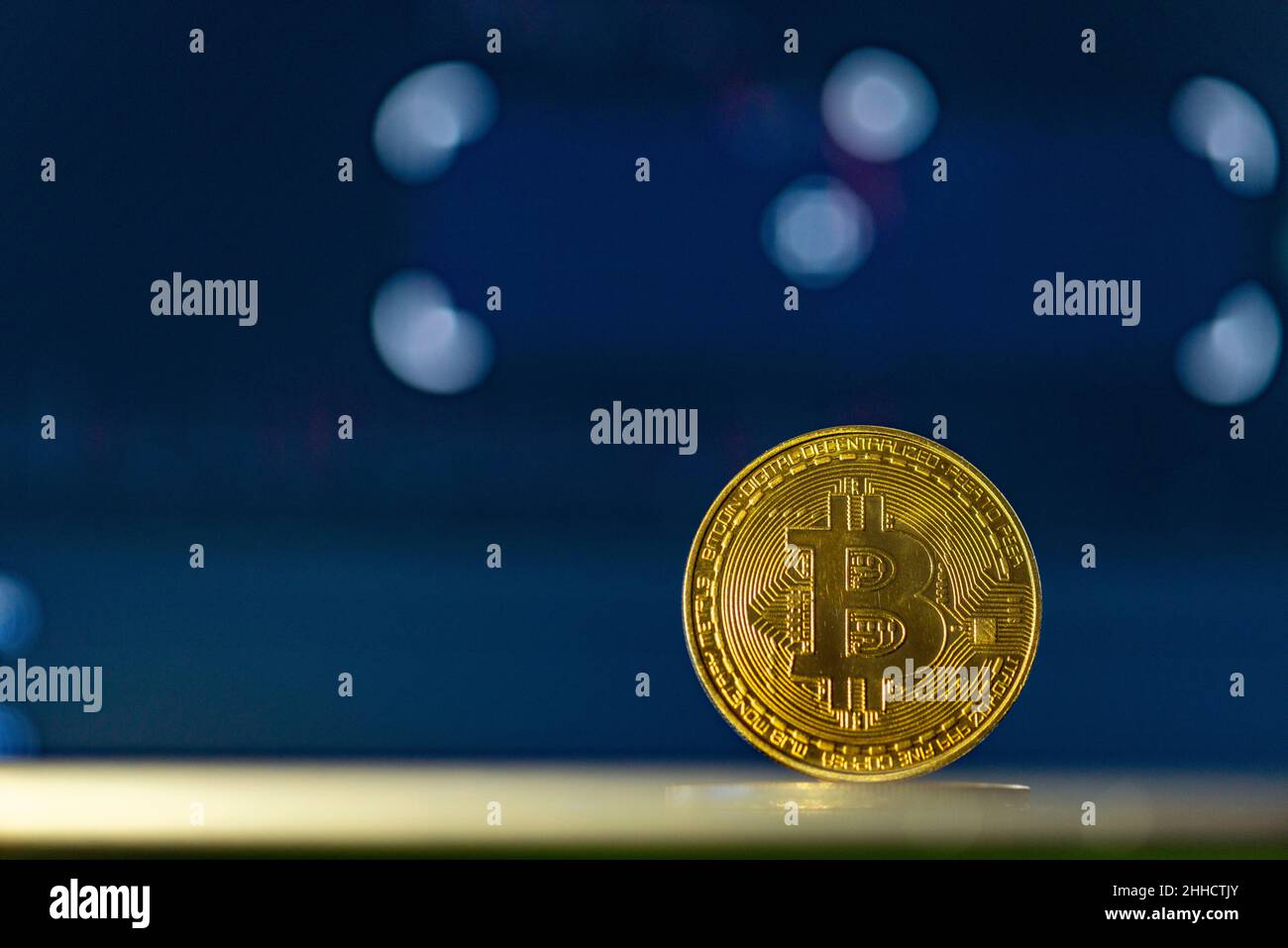 Primo piano bitcoin e barra grafica del mercato azionario digitale su nero. Criptovaluta. Crescita di Bitcoin Stock. Investire in risorse virtuali. Piattaforma di investimento w Foto Stock