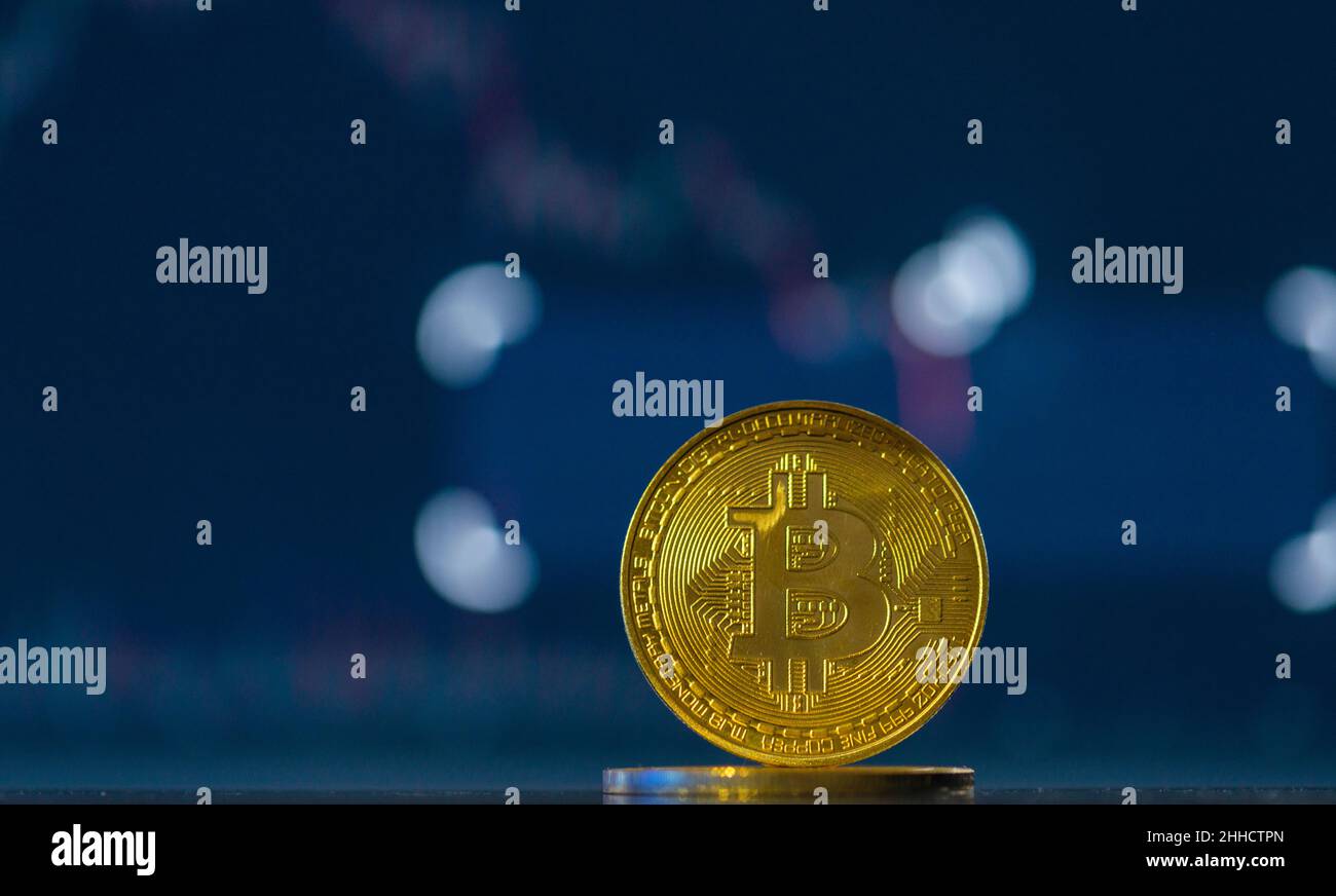 Primo piano bitcoin e barra grafica del mercato azionario digitale su nero. Criptovaluta. Crescita di Bitcoin Stock. Investire in risorse virtuali. Piattaforma di investimento w Foto Stock