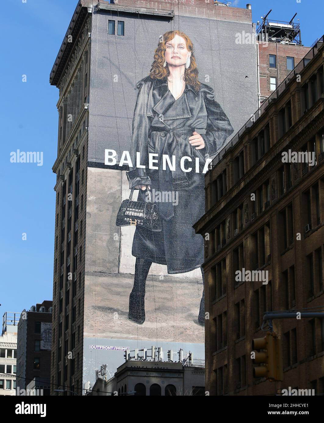 L'attrice francese Isabelle Huppert è il volto della campagna Balenciaga  con un grande murale pubblicitario a New York, NY il 23 gennaio 2022. Foto  di Charles Guerin/ABACAPRESS.COM Foto stock - Alamy
