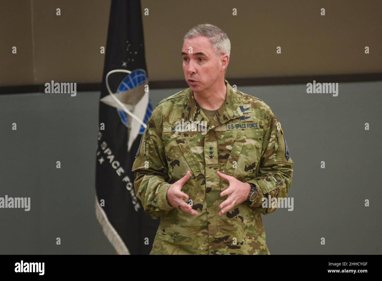 Il comandante della SPoC visita gli studenti della USSF a Vandenberg AFB (4). Foto Stock